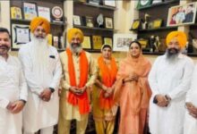 Photo of पंजाब: मोगा की विधायक अमनदीप ने हरमनप्रीत कौर के माता-पिता को किया सम्मानित