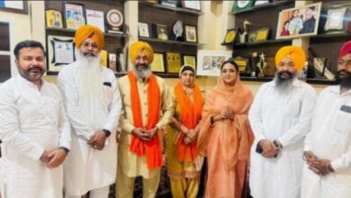 Photo of पंजाब: मोगा की विधायक अमनदीप ने हरमनप्रीत कौर के माता-पिता को किया सम्मानित