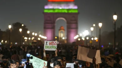 Photo of दिल्ली-NCR में ठंड के साथ प्रदूषण का डबल प्रहार, सांस लेना हुआ मुश्किल, बवाना में 400 के पार पहुंचा AQI