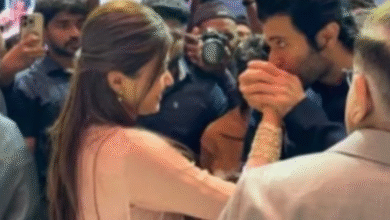 Photo of भरी महफिल में रश्मिका मंदाना का हाथ चूमते नजर आए मंगेतर विजय देवरकोंडा