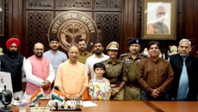 Photo of खाकी वर्दी में सीएम योगी से मिलने पहुंचीं डीएसपी दीप्ति शर्मा
