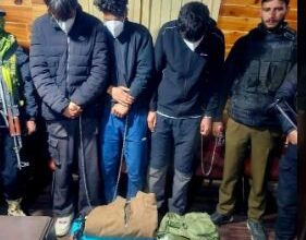 Photo of श्रीनगर: नकली AK-47 से दहशत फैलाने वाले तीन युवक गिरफ्तार