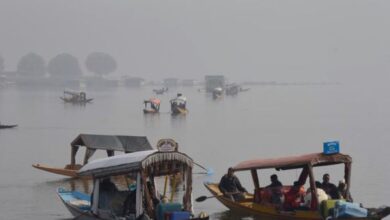 Photo of कश्मीर: शिकारे की सैर के साथ आइसक्रीम का लुत्फ ले रहे पर्यटक