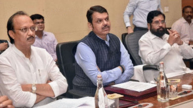 Photo of डिप्टी सीएम के बेटे पार्थ को बचा रहे सीएम फडणवीस