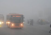 Photo of दिल्ली-एनसीआर में घना कोहरा और हवा भी दमघोंटू, 200 से ज्यादा उड़ानें प्रभावित, जानें कैसे रुके ट्रेन के पहिए