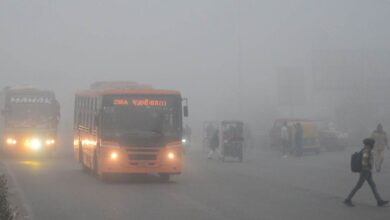 Photo of दिल्ली-एनसीआर में घना कोहरा और हवा भी दमघोंटू, 200 से ज्यादा उड़ानें प्रभावित, जानें कैसे रुके ट्रेन के पहिए
