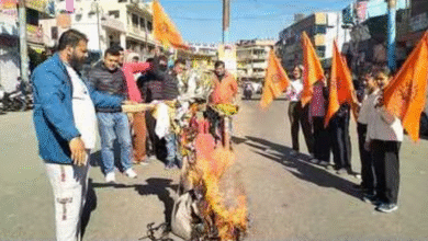 Photo of दीपू हत्याकांड पर बवाल, दिल्ली पुलिस और VHP कार्यकर्ताओं में झड़प, मोहम्मद यूनुस का पुतला फूंका