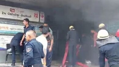 Photo of भावनगर में लगी भीषण आग के बाद रेस्क्यू ऑपरेशन जारी