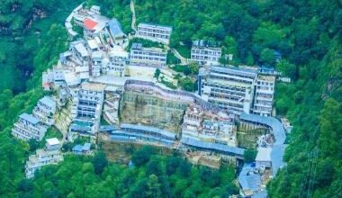 Photo of बर्फीली हवाओं के बीच मां वैष्णो के श्रद्धालुओं में उत्साह बरकरार