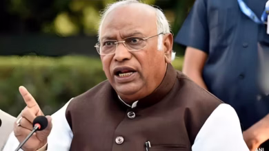 Photo of ‘उस तरफ न देखें, खतरा है…’, भरी संसद में खरगे ने उपराष्ट्रपति सीपी राधाकृष्णन से क्यों कहा ये