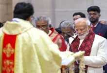 Photo of क्रिसमस पर कैथेड्रल चर्च पहुंचे PM मोदी, ईसा मसीह की प्रतिमा के सामने जोड़े हाथ; बिशप ने प्रधानमंत्री के लिए विशेष प्रार्थना की