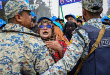 Photo of ‘बॉर्डर खोल दो, हमें बचा लो…’; बांग्लादेश में फंसे हिंदुओं की भारत से गुहार