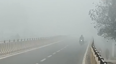 Photo of हरियाणा में घना कोहरा: दृश्यता 10 मीटर तक, सड़कों पर रेंगते दिखे वाहन