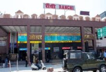 Photo of रांची रेलवे स्टेशन पर खड़ी ट्रेन बनी ‘रैन बसेरा’