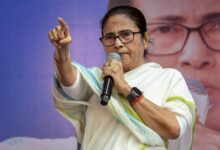 Photo of ममता बनर्जी ने प्रतीक जैन का फोन अपने हाथ में ले लिया, DGP ने ED अधिकारियों को धमकाया- ‘…वरना गिरफ्तार कर लेंगे’